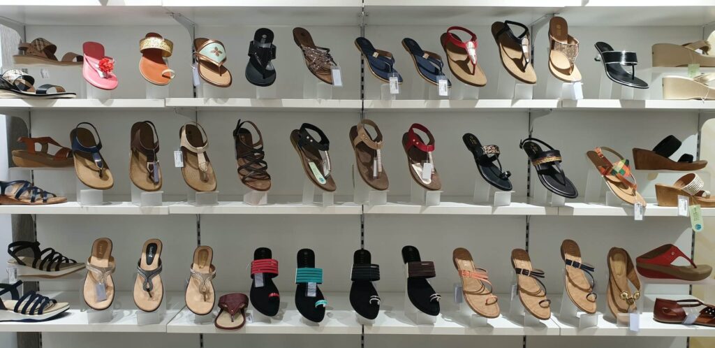 Sandal dan sepatu untuk jualan online paling laku